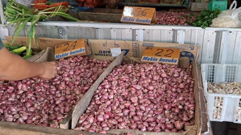 Harga Bawang Merah di Pasar Mentok Turun Drastis, Ini Penyebabnya