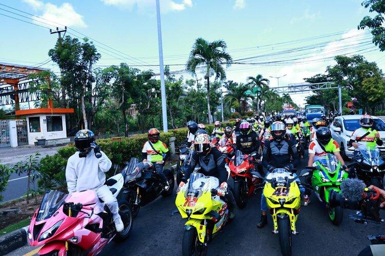 Dua Pembalap Pertamina Enduro VR46 Parade Bareng Komunitas Klub Motor Bali