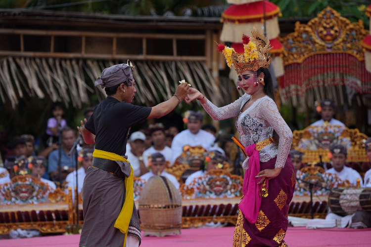 Pesta Kesenian Bali ke-46, Komunitas Seni Nyenit Nyenir Bawakan Joged Bumbung Tradisi