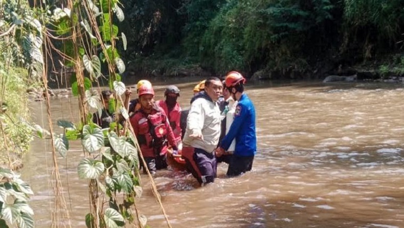 Dramatis! Begini Evakuasi Mahasiswa UB Coba Bunuh Diri Lompat dari Jembatan Suhat Malang