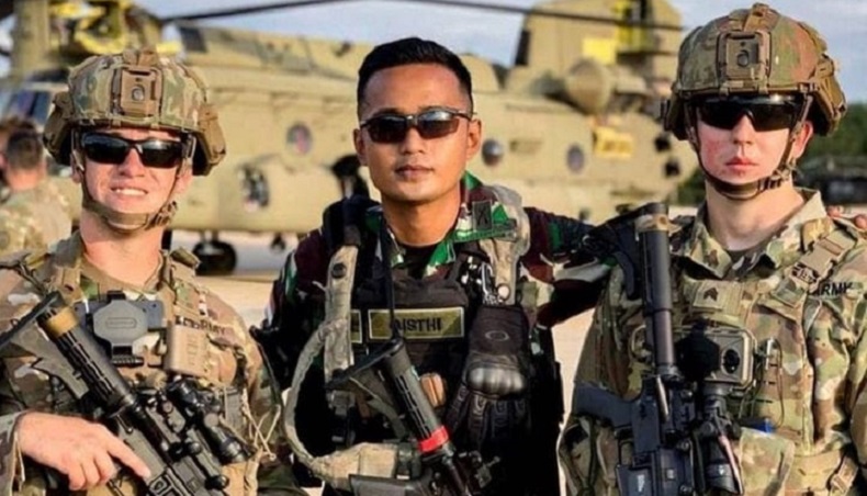 Keren! Ajudan AHY Lettu Pandu Qisthi Dapat Medali Prestasi dari US Army, Mampu Kuasai Medan Berat 
