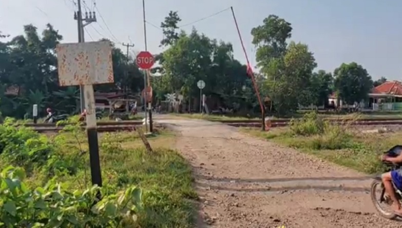 2 Perempuan Berboncengan Motor Tewas Tertabrak Kereta hingga Terpental di Subang