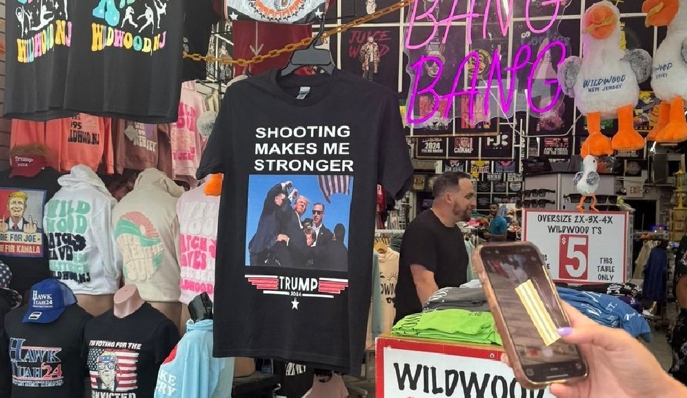 Viral Pedagang Jual Baju Foto Donald Trump Tertembak, Netizen Kaget: Gercep Banget