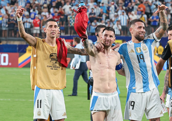Bekelas! Messi Ajak Di Maria dan Otamendi Angkat Trofi Copa America 2024