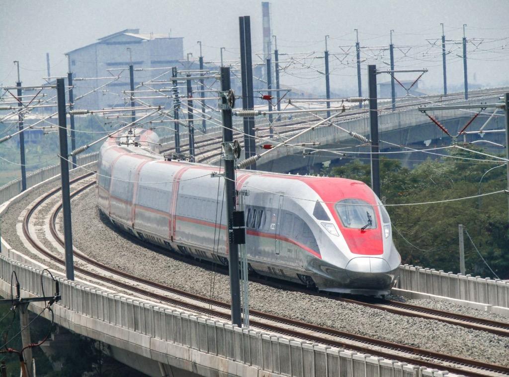 Pembangunan Kereta Cepat Jakarta-Surabaya Bakal Dimulai di Era Prabowo