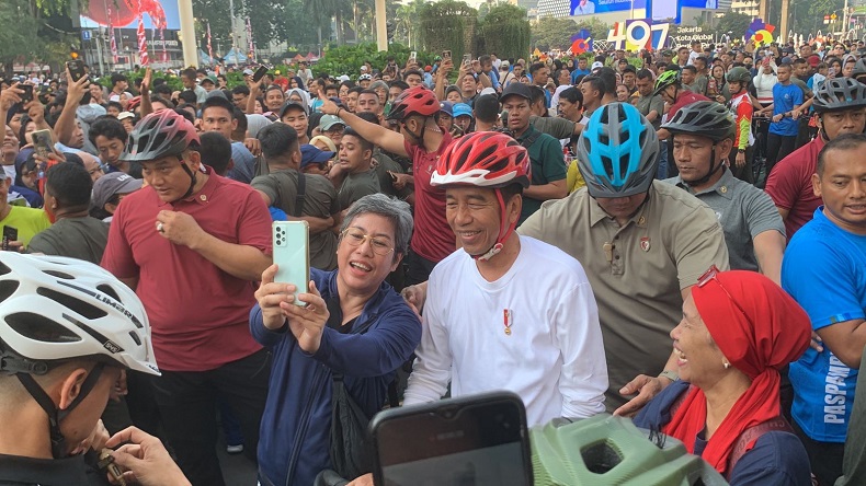 Jokowi Bersepeda di CFD Jakarta, Diserbu Warga yang Ingin Foto Bareng