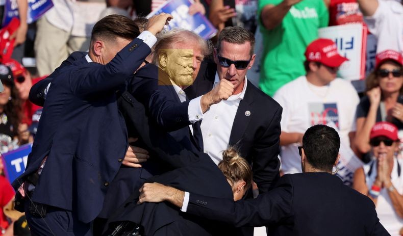 Sambil Tersenyum, Donald Trump Kisahkan Masih Sempat Cari Sepatunya Usai Ditembak