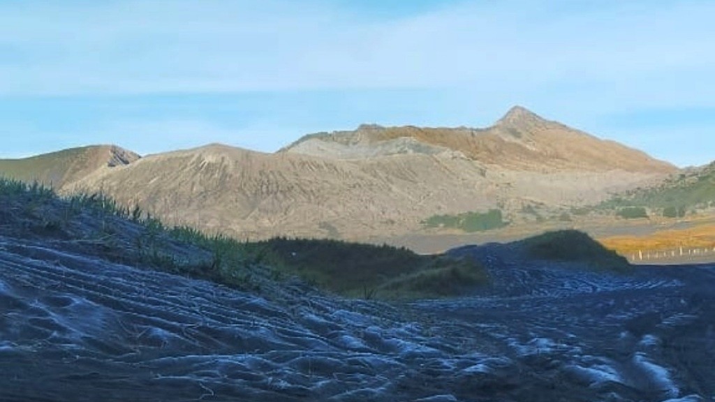 Fenomena Salju Selimuti Gunung Bromo, Ternyata Ini Penyebabnya