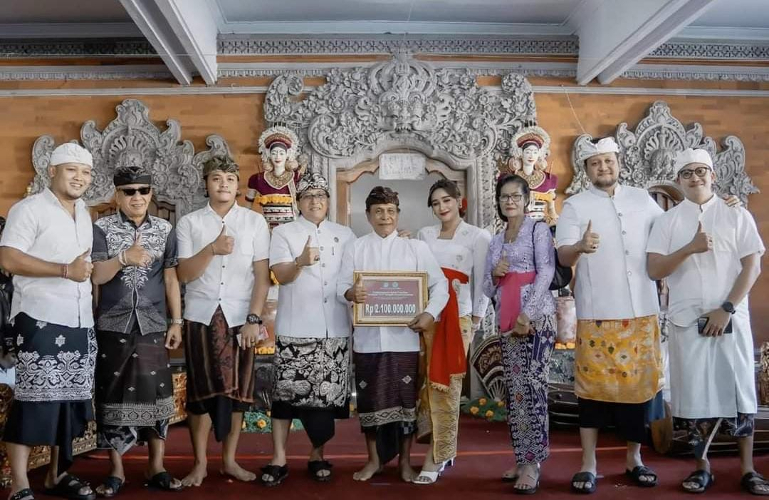Bupati Badung Serahkan Hibah Rp2,1 M untuk Pembangunan Wantilan Banjar Tampak Gangsul