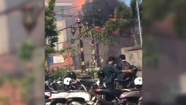 Detik-detik Kepanikan Mahasiswa saat Kebakaran Universitas Udayana, Berlarian Selamatkan Motor
