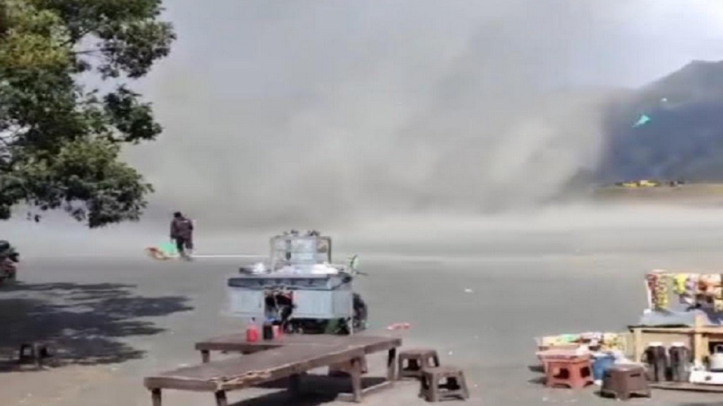 Viral Angin Berpasir Terjang Lautan Pasir Gunung Bromo, Begini Penjelasan BMKG