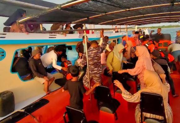 Dramatis Evakuasi 50 Penumpang KM Layar Santri Mati Mesin di Laut Selayar