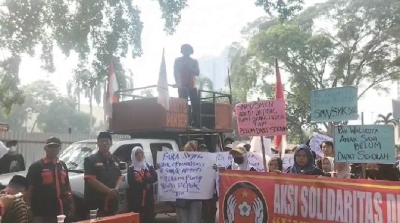 Massa Geruduk Kantor Wali Kota Depok, Protes 51 Calon Siswa SMA Negeri Dianulir