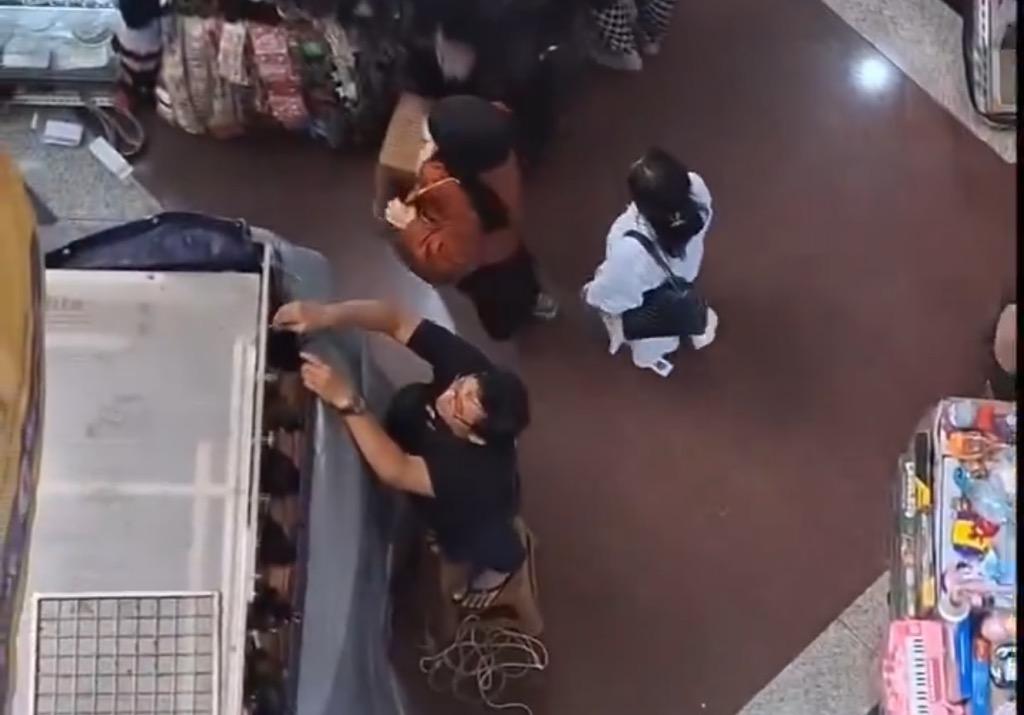 Momen Panik Para Pedagang ITC Mangga Dua saat Razia Barang Impor
