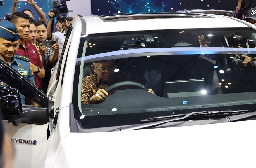 Potret Wapres Ma'ruf Amin Jajal 2 Mobil di GIIAS 2024