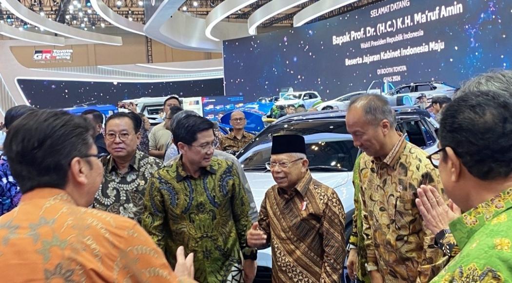 Mampir Booth Toyota di GIIAS 2024, Wapres Ma'ruf Amin Jajal Innova Zenix Hybrid