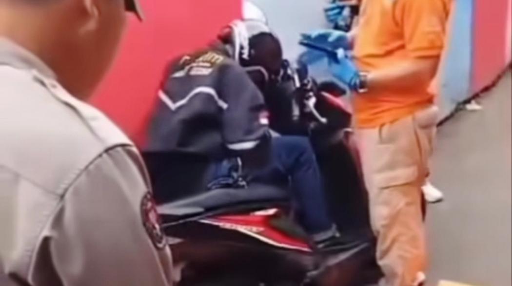 Viral Driver Ojol Tertunduk Lemas Dikira Meninggal hingga Polisi Siapkan Kantung Mayat