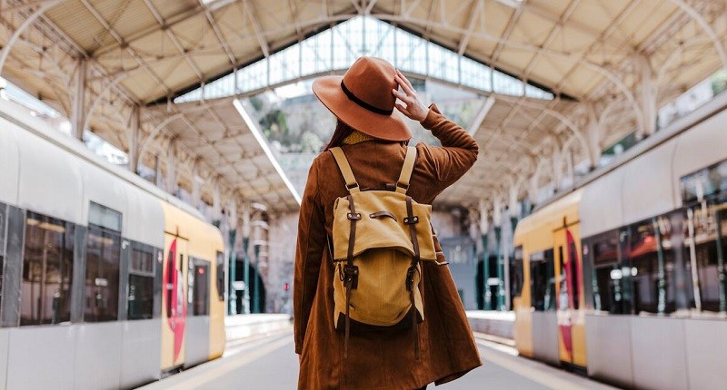 6 Perilaku Buruk saat Naik Kereta Api tanpa Disadari Bisa Ganggu Penumpang Lain