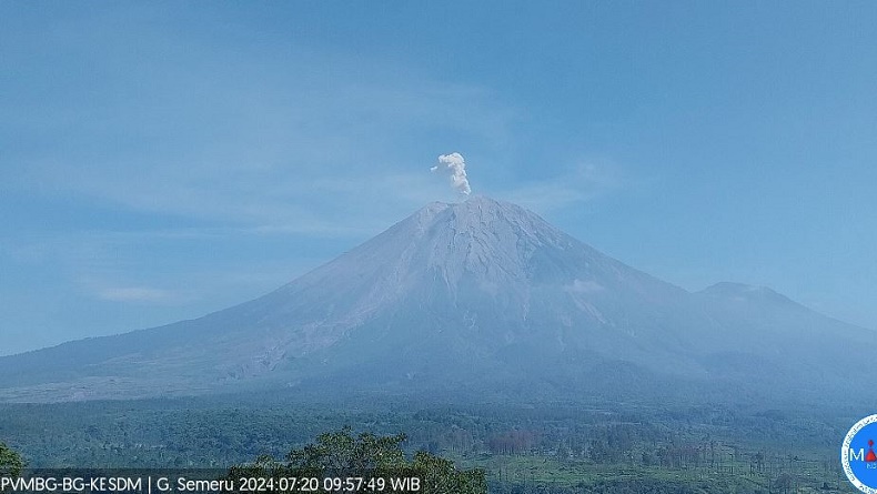 Gunung Semeru Semburkan Abu Vulkanis Setinggi 700 Meter, Status Level II Waspada