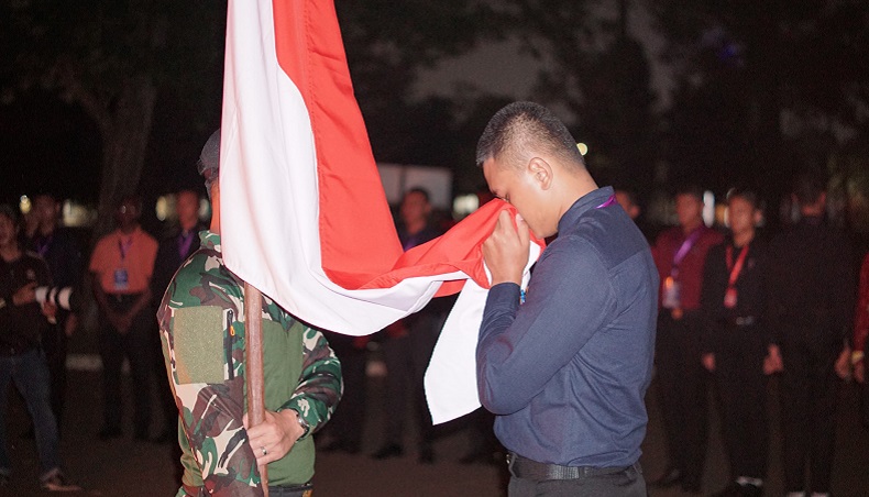 76 Paskibraka Jalani Prosesi Pusaka Bangsa, Cium Bendera Merah Putih di Depan Api Unggun