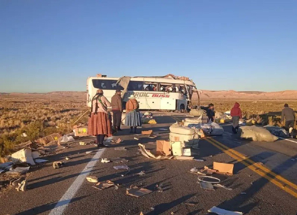 Tabrakan Maut Bus dan Truk di Bolivia, Mayat-Mayat Bergelimpangan di Jalan Tol