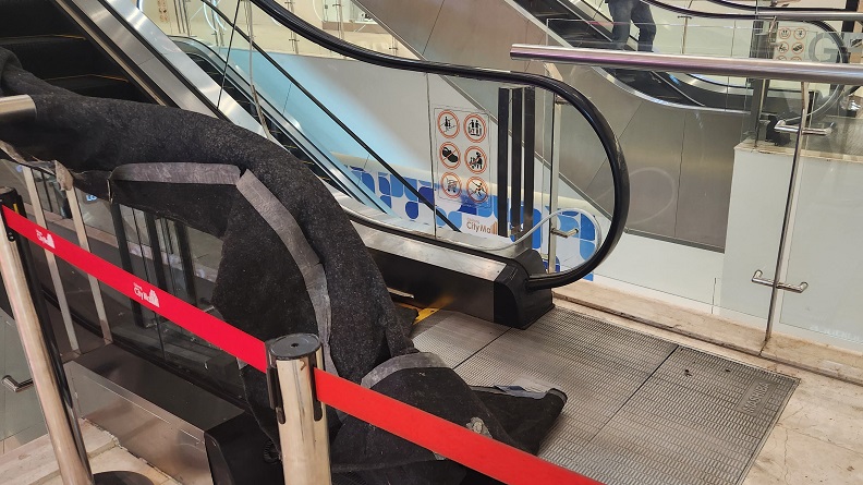 Geger, Kaki Bocah Terjepit Eskalator Mal di Bogor