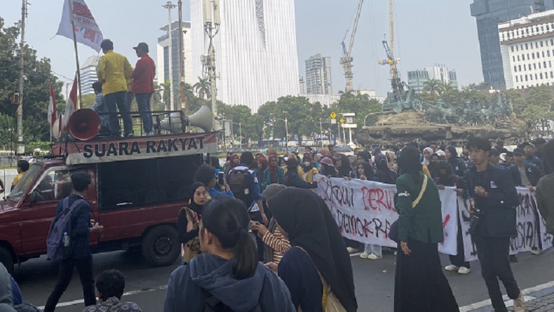 Anggota Polres Jakpus Terluka Kena Batu saat Amankan Demo BEM SI di Patung Kuda