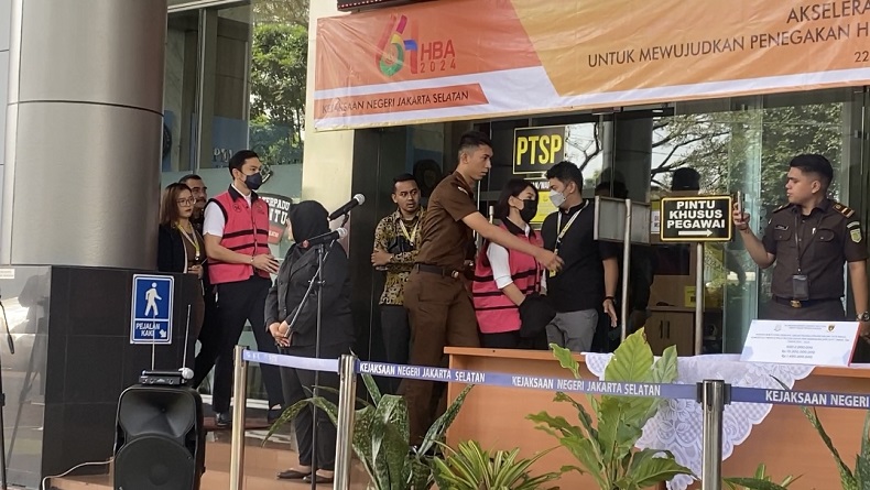 Harvey Moeis dan Helena Lim Dilimpahkan ke Kejari Jaksel, Pakai Rompi Tahanan