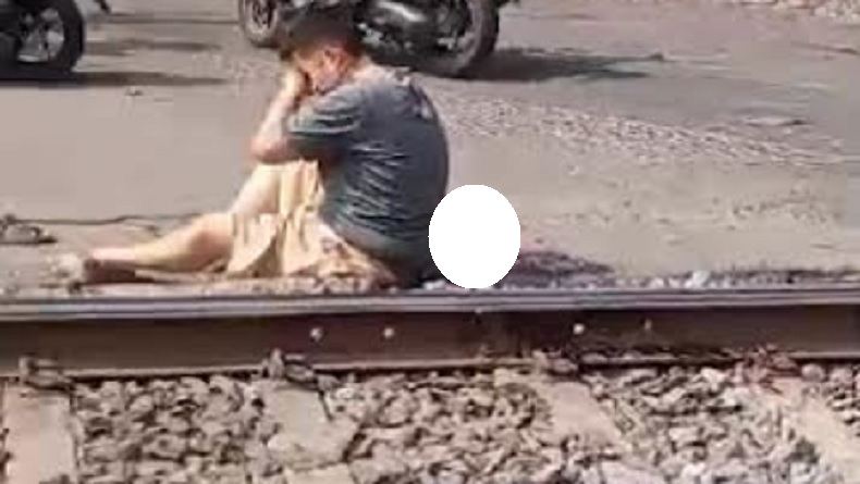 Pria di Lampung Nekat Terobos Palang Pintu Pelintasan Kereta, Tangan Putus Tersambar