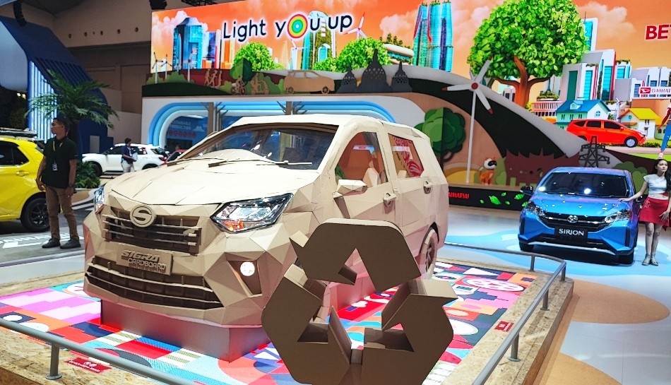 Unik, Mobil Daihatsu Sigra Terbuat dari Kardus Bekas Mejeng di GIIAS 2024