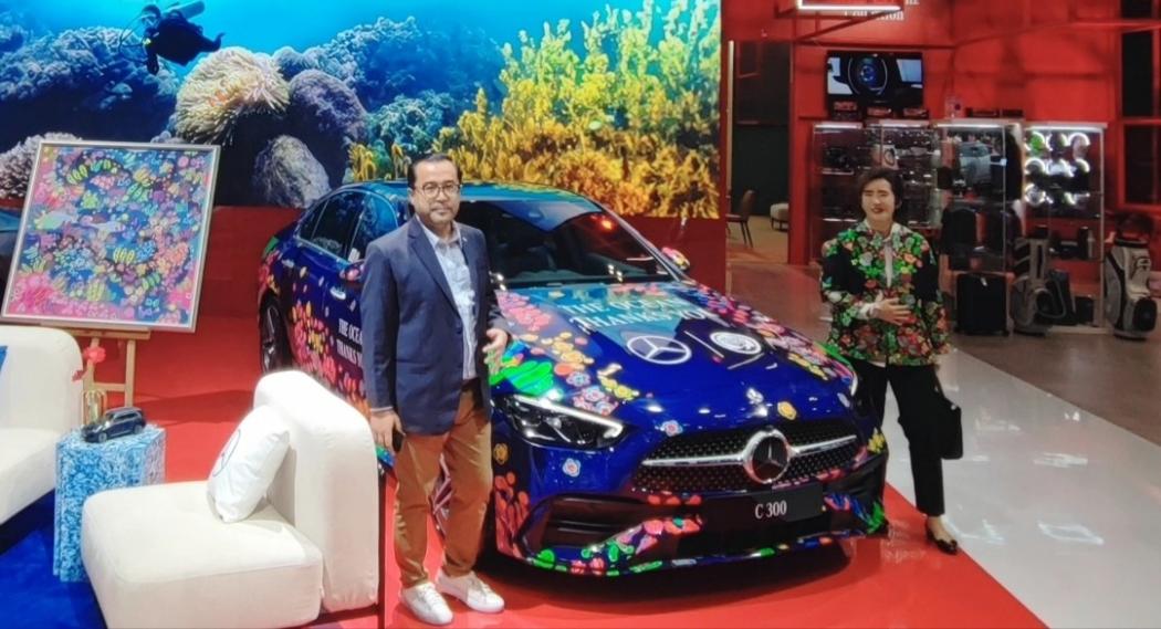 Terinspirasi Terumbu Karang, Mercedes-Benz C 300 Digambar Ilustrasi Raksana di GIIAS 2024