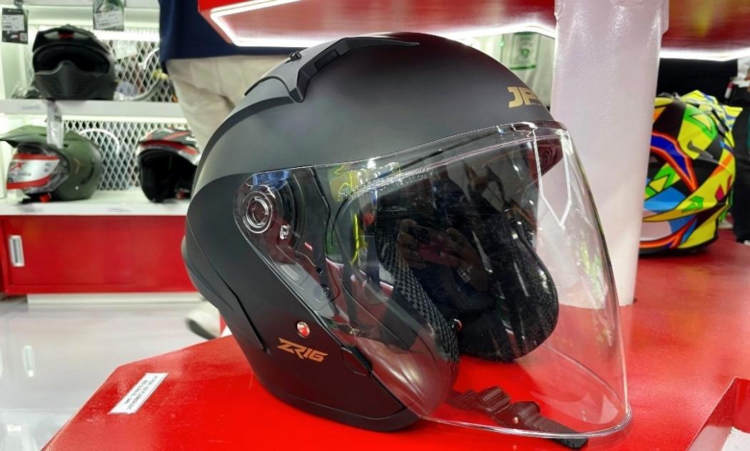 Mejeng di GIIAS 2024, JPR Pamerkan Helm Couple untuk Anak