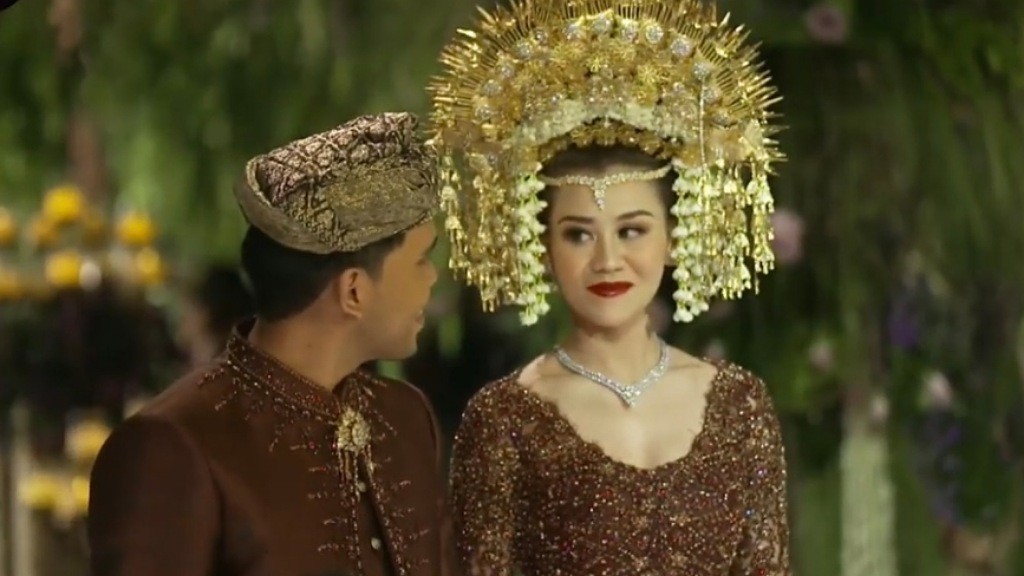 5 Momen Thariq Halilintar Bucin ke Aaliyah di Hari Pernikahan, Cium Tangan dan Menatap Mesra