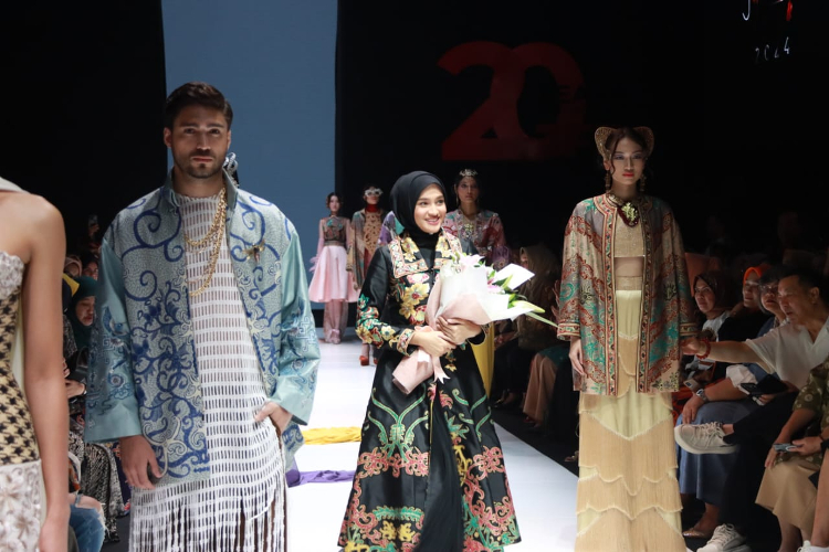 Ivo Sugianto Sabran Apresiasi Fashion Show Wastra Kalteng Karya Danny Satriadi