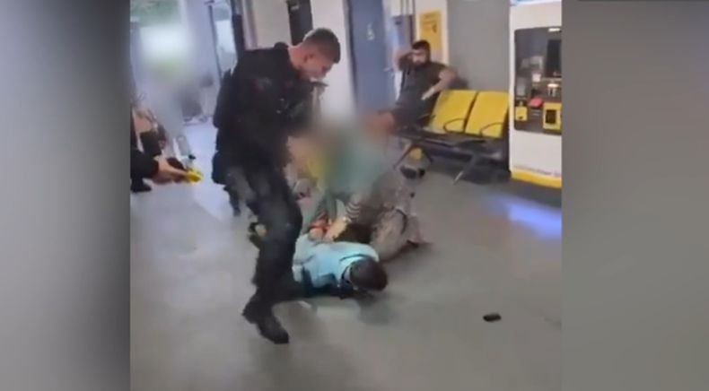 Duh, Kondisi Pemuda Muslim yang Kepalanya Ditendang Polisi Inggris Memburuk