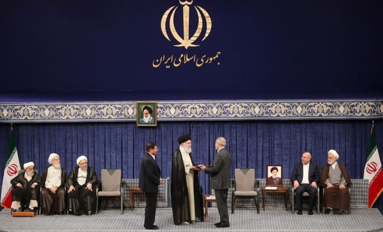 Pemimpin Tertinggi Ayatollah Ali Khamenei Sahkan Masoud Pezeshkian sebagai Presiden Iran