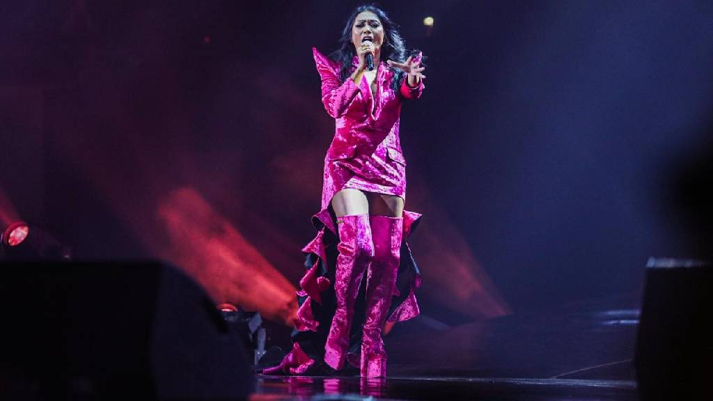 Anggun C Sasmi Bayar Kerinduan Fans Lewat Lagu Kembali di Konser Enchanting Anggun and Friends