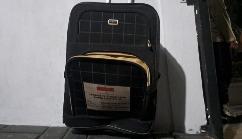 Koper Misterius Bikin Geger Warga Ciputat, Ternyata Isinya Pakaian Bekas