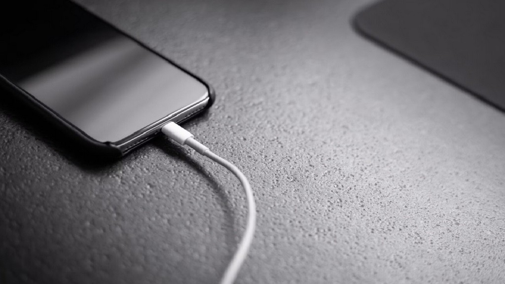 Peringatan untuk Pengguna Smartphone, Jangan Asal Charger di Tempat Umum 