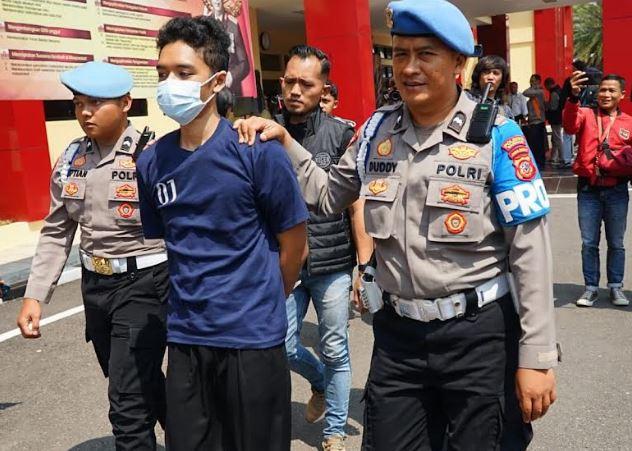 Polisi Tangkap Pria Bugil saat Terima Pesanan Makanan Driver Ojol di Bandung
