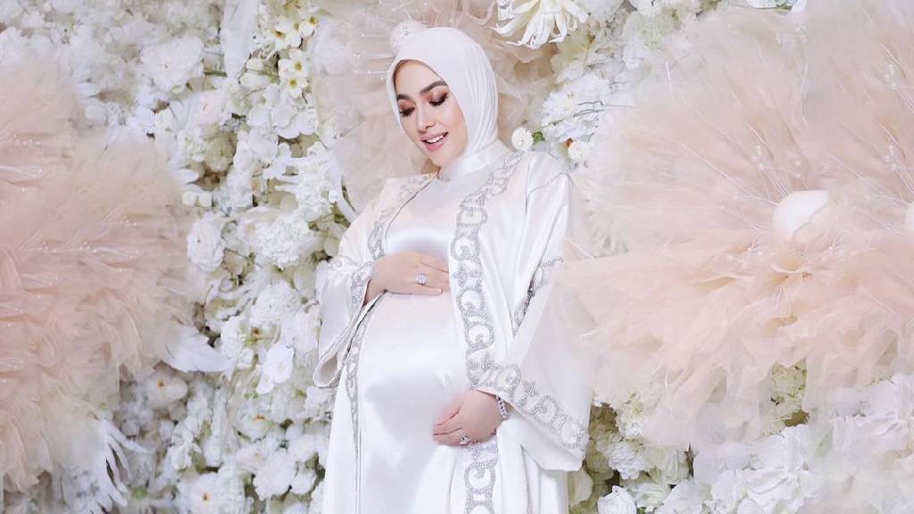 Heboh Foto Syahrini Pakai Selempang Pink di Baby Shower, Bayinya Perempuan? 