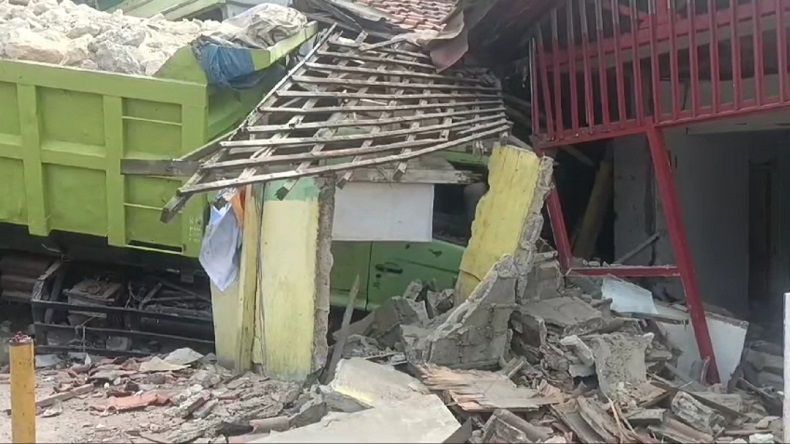 Kecelakaan di Transyogi Bogor, Truk dan Pikap Hantam Rumah Warga