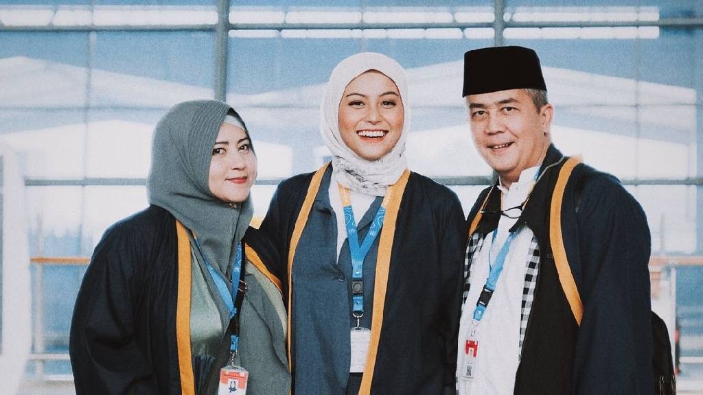 Awkarin Pergi Umrah, Tampil Berhijab Curi Perhatian Netizen: Adem Kayak Ubin Masjid