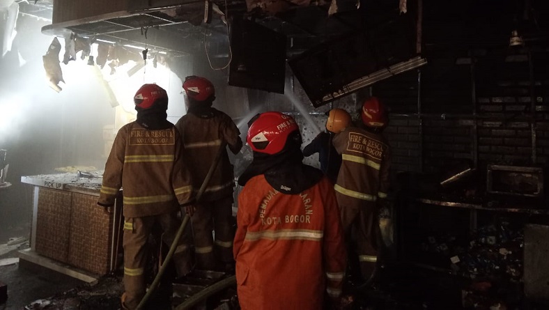 Kebakaran Kedai Kopi di Mal Bogor, Sekuriti Sesak Napas Dilarikan ke RS