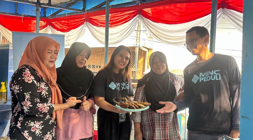 MNC Peduli Salurkan Ratusan Ikan Lele di Posyandu Petojo Utara, Anak-Anak Antusias Menikmati