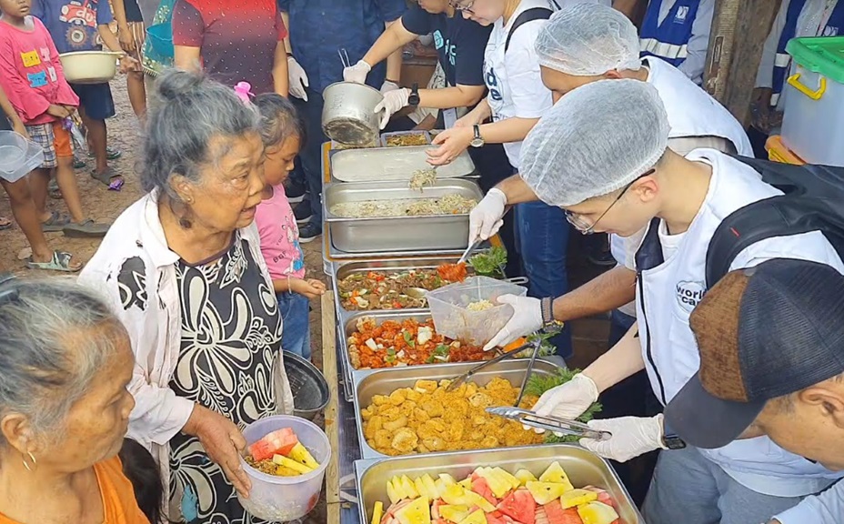 Park Hyatt Jakarta dan MNC Peduli Bagikan Makanan Hotel ke Penggali Makam Menteng Pulo