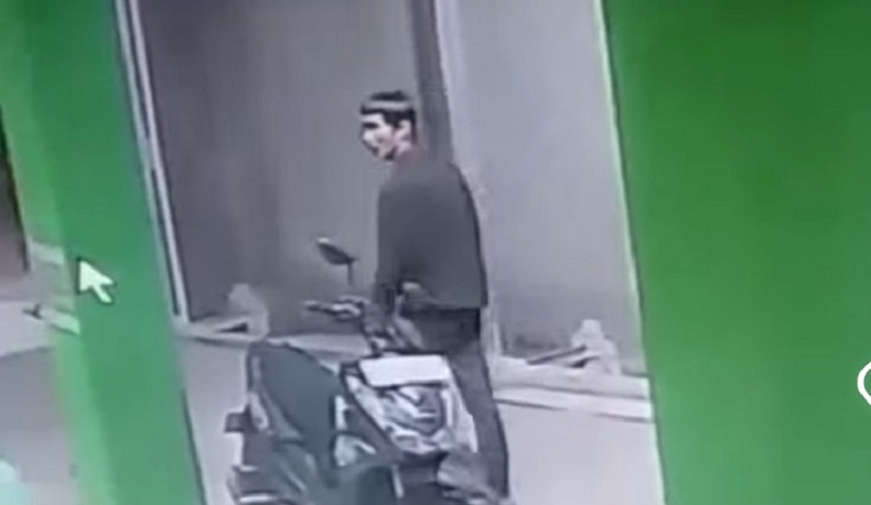 Terekam CCTV, Pria Curi Motor di Masjid Bekasi saat Korban Salat Isya