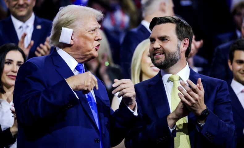 Calon Pendamping Kamala Harris di Pilpres AS Sebut Trump dan Vance Pasangan Aneh