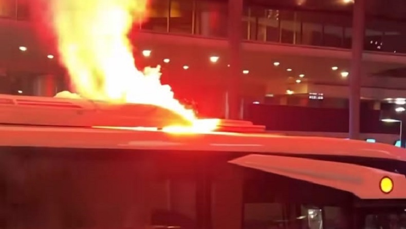Viral Bus Jadi Korban Euforia Suporter Rayakan Timnas Juara AFF U-19, Flare Menyala di Atap