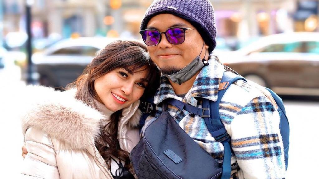 Di Tengah Sidang Cerai, Nisya Ahmad Masih Rutin Cium Tangan Suami saat Bepergian 